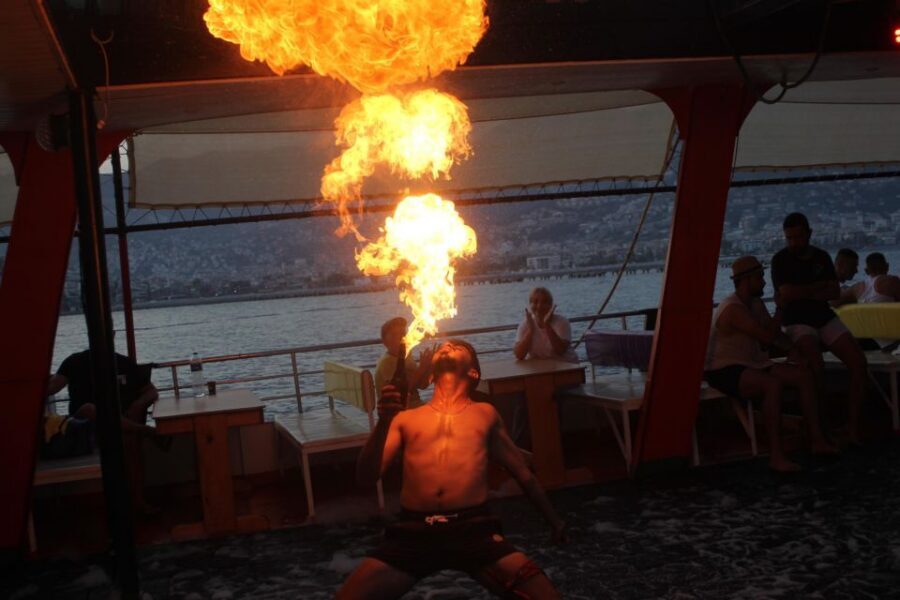 Alanya: Evening Jeep Tour with Sunset Boat Trip and Dinner - The Family-Friendly Question: High-Energy Entertainment vs. Calm Visits