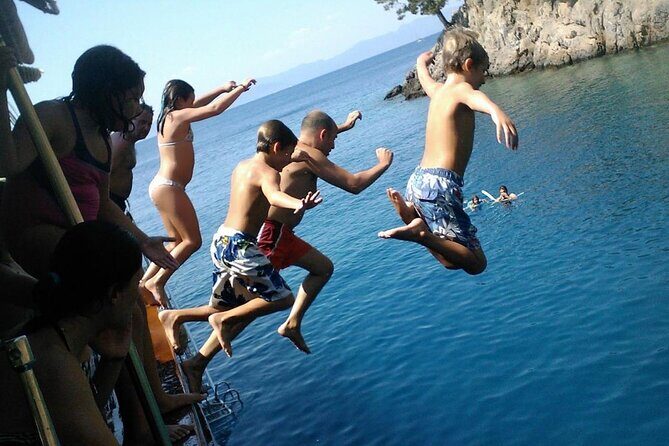 Alanya Pirate Boat Trip All-Inclusive with Lunch & Transfers - Onboard Entertainment: DJ Music and a Foam Party