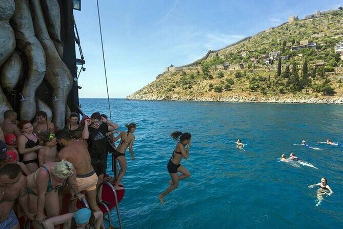 Alanya Pirate Boat Trip With Unlimited Drinks & Lunch - Foam party and disco: the entertainment style on board