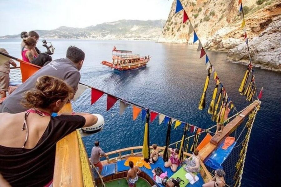 Alanya: Pirates Boat Trip with Lunch and Hotel Pickup - Cave passes, a photo stop, and a quick swim near the Castle area
