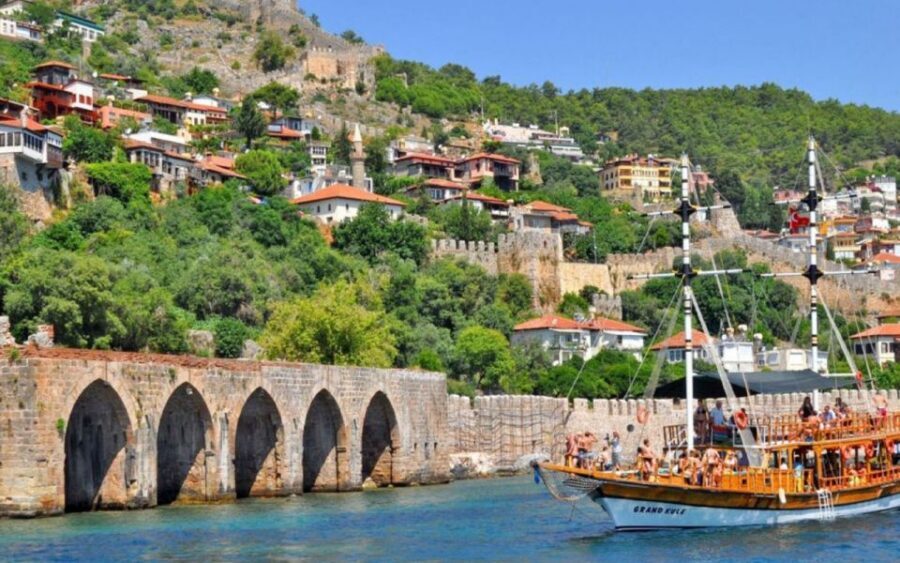 Alanya: Relax Boat Trip With Lunch & Swimming - The vibe: a relaxing boat day in Alanya, not a party cruise