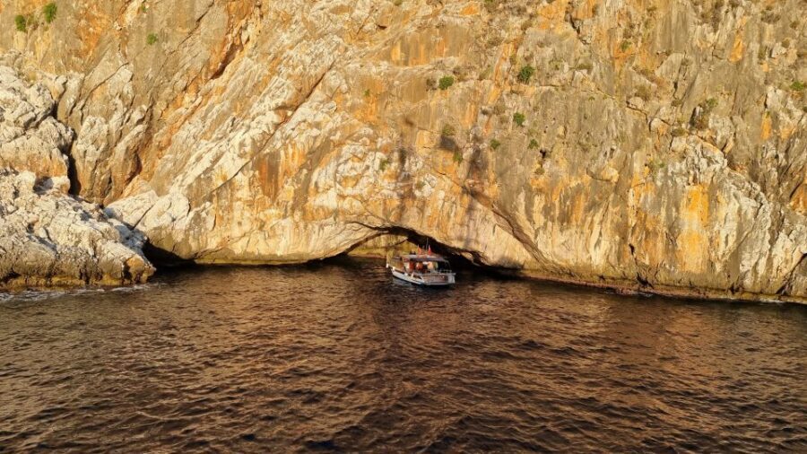 Alanya: Relax Boat Trip With Lunch & Swimming - The boat and group size: why it feels less crowded