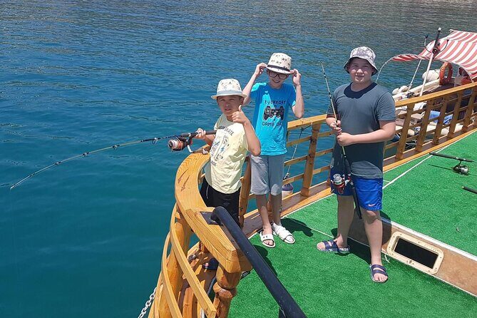 Alanya Relaxing Boat Tour with Lunch, Soft Drinks & Transfer - Boat Pickup and Harbor Timing: What to Watch