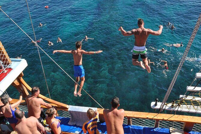 Full Day All Inclusive Boat Ride and Foam Party - Foam party on the open sea: the moment the whole boat wakes up