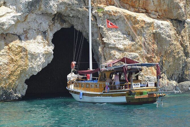 Half-Day Boat Tour to Antalya Waterfalls - Getting started: the 9:00 am pickup and harbor scene