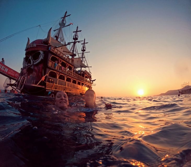King of Vikingen All Inclusive Boottour Party and Swim - Onboard food, welcome drinks, and the energy of the staff