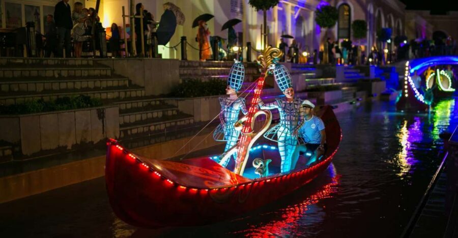 The Land of Legends Night Show & Shopping Avenue - The night show content: boats, fountains, music, and stage acts